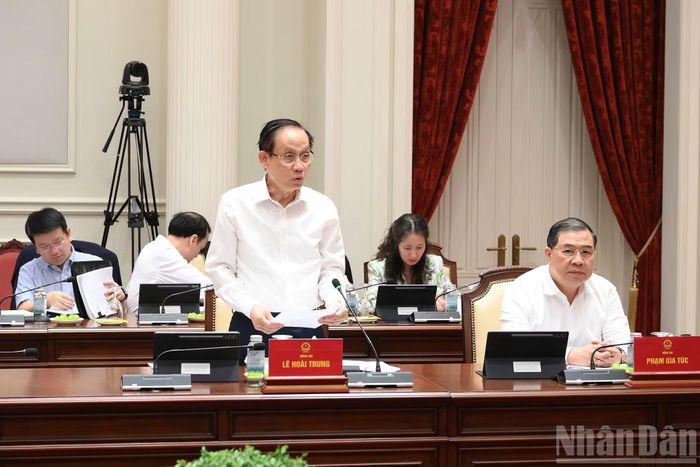 Đồng chí Lê Hoài Trung, Ủy viên Bộ Chính trị, Bộ trưởng Ngoại giao phát biểu tại phiên họp.