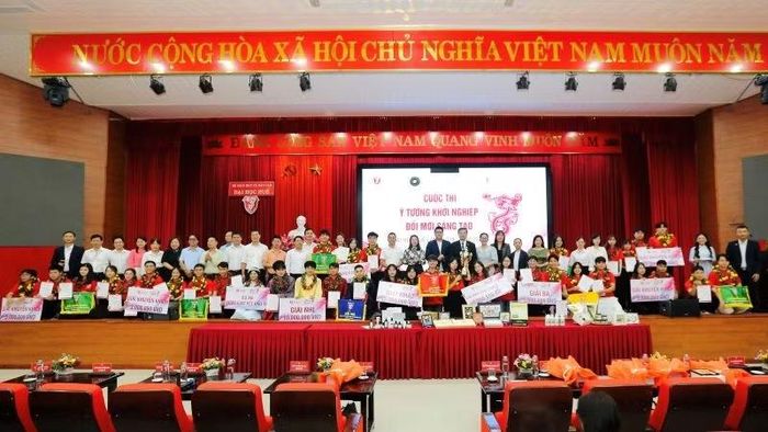 Các đại biểu chụp ảnh lưu niệm cùng các đội thi.