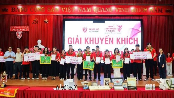 Năm trong tám dự án của các nhóm tại vòng Chung kết đoạt giải Khuyến khích cuộc thi.