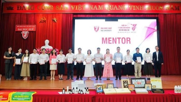 Lãnh đạo Đại học Huế trao Giấy chứng nhận cho các cố vấn tại cuộc thi.