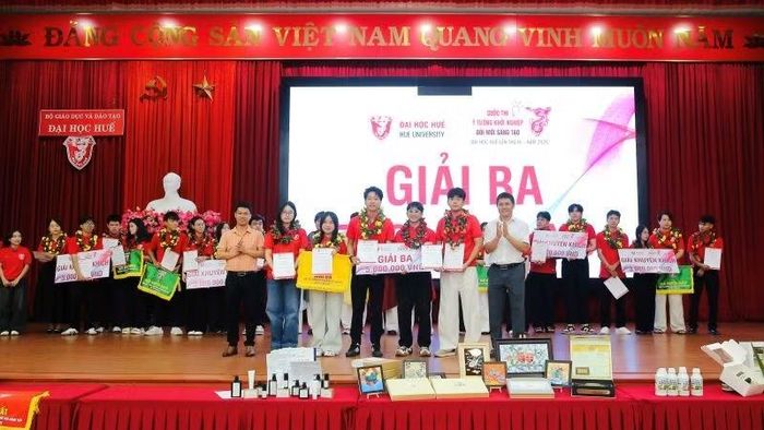 Dự án "Phân bón hữu cơ từ phụ phẩm tôm" của sinh viên Trường đại học Nông Lâm Huế đoạt giải Ba.