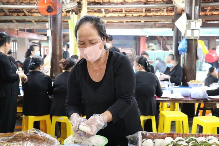 Người dân xã Long Sơn làm bánh để đón tiếp du khách. (Ảnh: LÊ ĐÌNH THÌN)