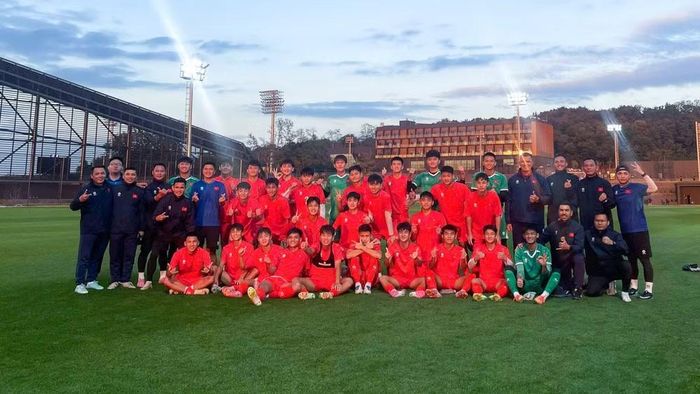 Ban huấn luyện cùng các tuyển thủ U17 Việt Nam. (Ảnh: VFF)