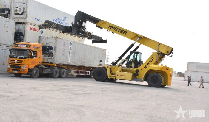  Bốc dỡ hàng hóa tại cảng cạn ICD Quảng Bình-Đình Vũ (TP Hải Phòng). Ảnh: MINH ĐỨC  