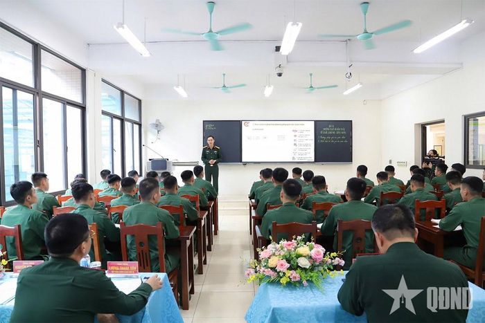 Đại úy Đỗ Trung Linh, giảng viên Khoa Sư phạm Quân sự, Trường Sĩ quan Chính trị ứng dụng chuyển đổi số trong giảng dạy.