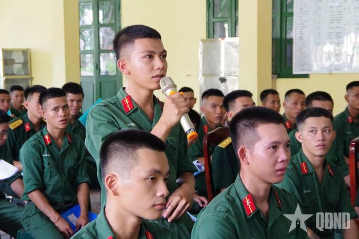 Chiến sĩ phát biểu ý kiến tại buổi đối thoại dân chủ quý III-2026 của Sư đoàn 968 (Quân khu 4).