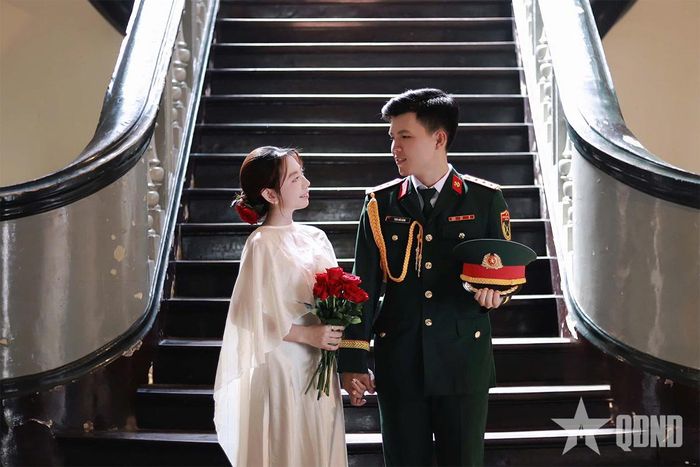 Chị Trần Thu Thủy và Thượng úy Trần Hữu Bằng, Đại đội trưởng Đại đội 17, Trung đoàn 88, Sư đoàn 302, Quân khu 7. Ảnh do nhân vật cung cấp