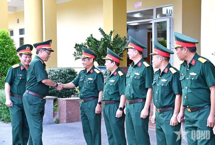   Thượng tướng Trần Quang Phương, nguyên Ủy viên Trung ương Đảng, nguyên Phó chủ tịch Quốc hội cùng đoàn công tác Điện ảnh Quân đội thăm, làm việc tại Bộ CHQS tỉnh Quảng Ngãi (ngày 14-8-2026). 