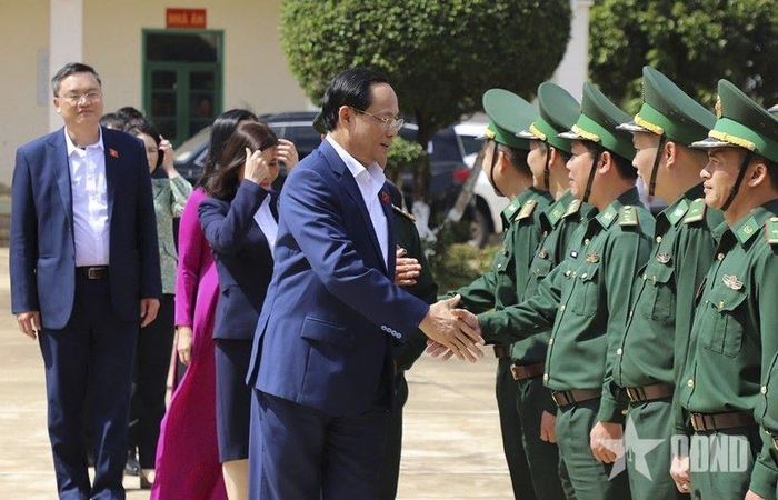  Phó chủ tịch Quốc hội Trần Quang Phương và lãnh đạo tỉnh Đắk Nông thăm cán bộ, chiến sĩ Đồn Biên phòng Tuy Đức (ngày 17-1-2025). Ảnh: VĂN HOÀN 