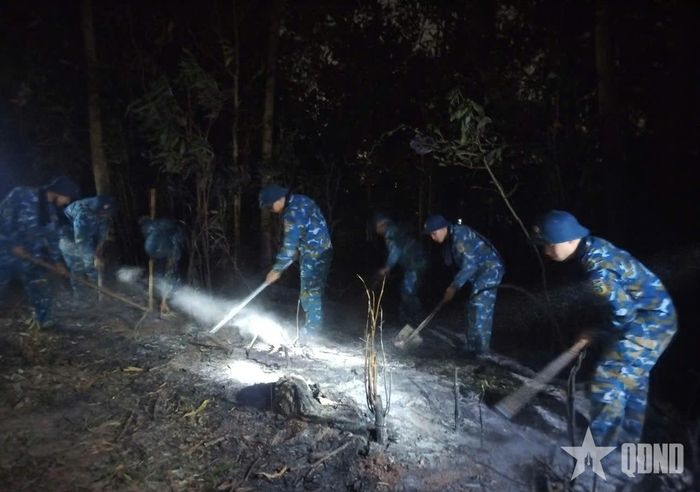   Cán bộ, chiến sĩ Trung đoàn 238 tham gia chữa cháy rừng. 