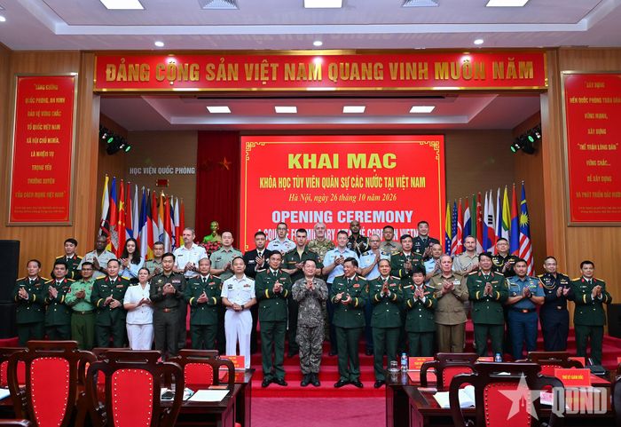 Lãnh đạo Học viện Quốc phòng cùng đội ngũ giảng viên và học viên tham gia khóa học. 