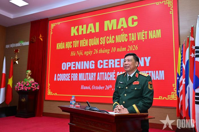   Thượng tướng, PGS, TS Trần Việt Khoa phát biểu khai mạc khóa học. 