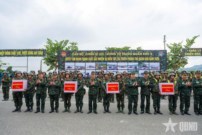Đại tướng Nguyễn Tân Cương và thủ trưởng Bộ Tổng Tham mưu, thủ trưởng Tổng cục Chính trị tặng quà các đơn vị.