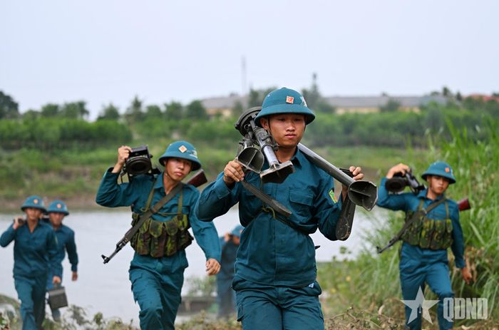 Các lực lượng thực hành nội dung diễn tập vượt sông bảo đảm an toàn tuyệt đối.