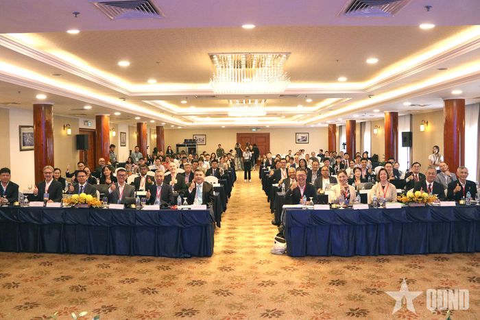 Các đại biểu trong và ngoài nước tham gia hội nghị.