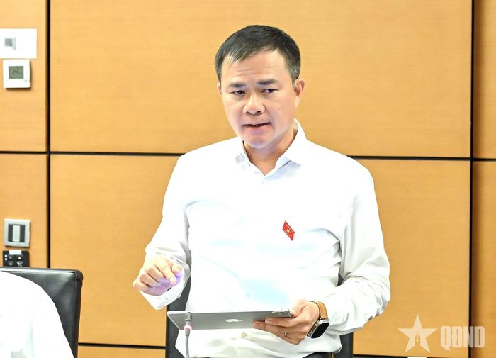 Trung tướng Tào Đức Thắng, Chủ tịch kiêm Tổng giám đốc Tập đoàn Công nghiệp-Viễn thông Quân đội (Viettel) phát biểu thảo luận. Ảnh: TRỌNG HẢI