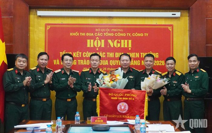 Tổng công ty Đầu tư Phát triển Nhà và Đô thị đón nhận Cờ luân lưu Khối trưởng Khối thi đua số 9 Bộ Quốc phòng năm 2027. Ảnh: DƯƠNG ANH