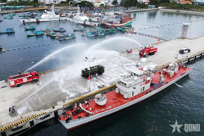   Cán bộ, chiến sĩ Lữ đoàn 127 thực hành xử trí tình huống cháy tại khu vực cầu cảng. 