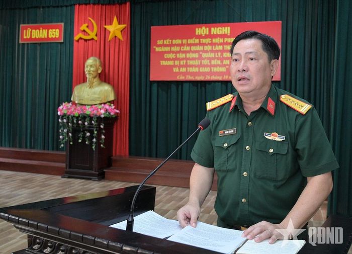  Đại tá Nhâm Văn Tám, Lữ đoàn trưởng Lữ đoàn Vận tải 659, Cục Hậu cần - Kỹ thuật Quân khu 9 trình bày báo cáo tại hội nghị.  