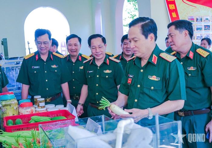 Các đại biểu tham quan khu trưng bày sản phẩm hậu cần, sáng kiến, cải tiến kỹ thuật. 