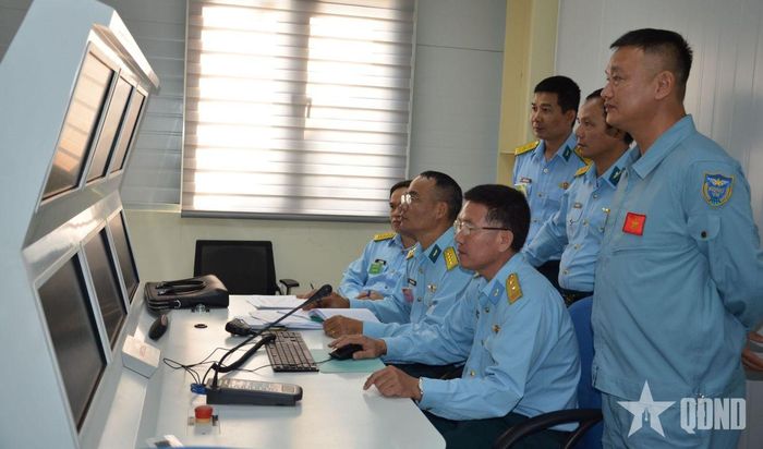 Giáo viên, thành viên Ban giám khảo kiểm tra kết quả phần thi thực hành của thí sinh. 