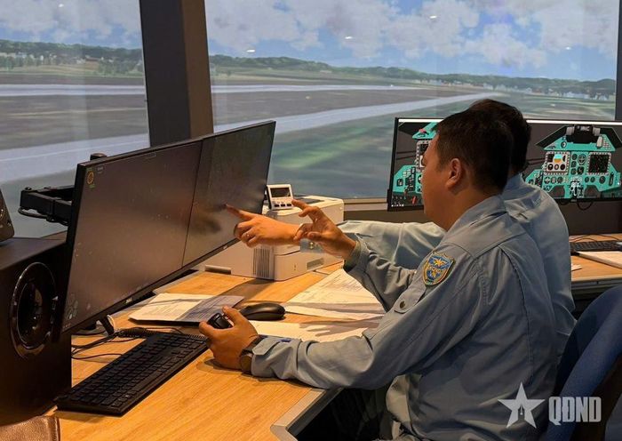 Chỉ huy bay buồng tập lái Su-30 tại Hội thao. 