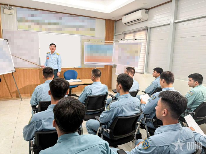 Thiếu tướng Nguyễn Phụng Tuấn giao nhiệm vụ cho đội ngũ phi công tham gia hội thao đối với phần thi thực hành. 