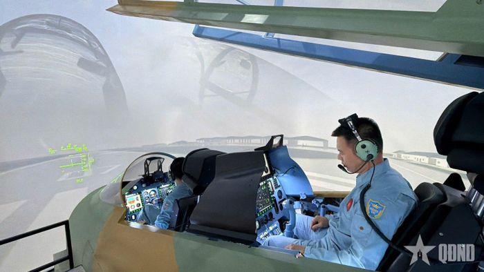 Phi công thi thực hành bay buồng tập Su-30.