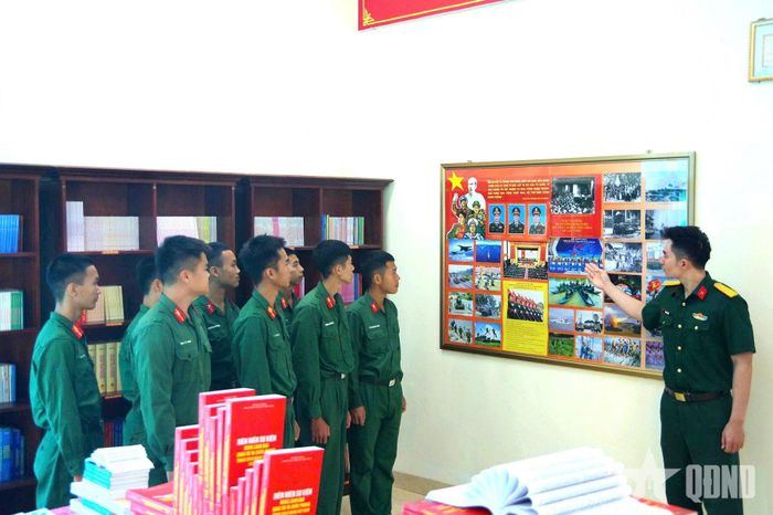 Cán bộ giáo dục lịch sử, truyền thống Quân đội cho chiến sĩ.