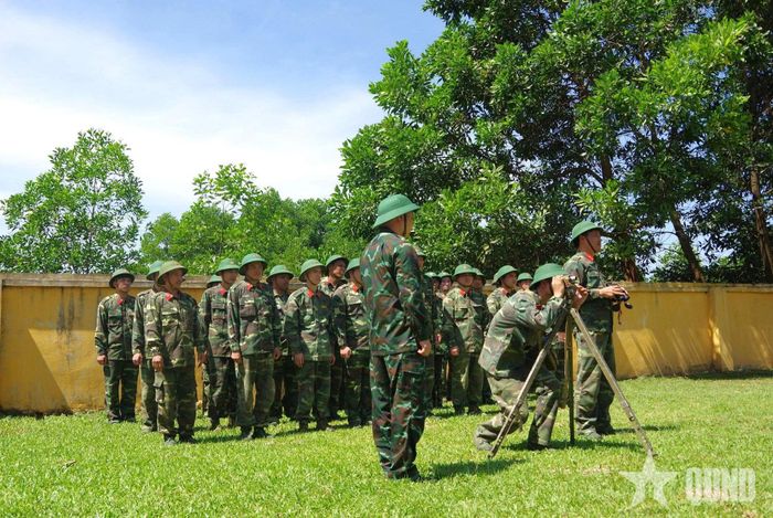 Cán bộ hướng dẫn cụ thể, tỉ mỉ nội dung huấn luyện cho chiến sĩ.