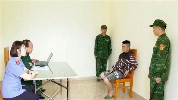 Lực lượng chức năng lấy lời khai đối tượng Lưu Văn Thọ.