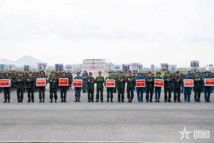 Đại tướng Nguyễn Tân Cương và thủ trưởng Bộ Tổng Tham mưu, Tổng cục Chính trị tặng quà các đơn vị. 