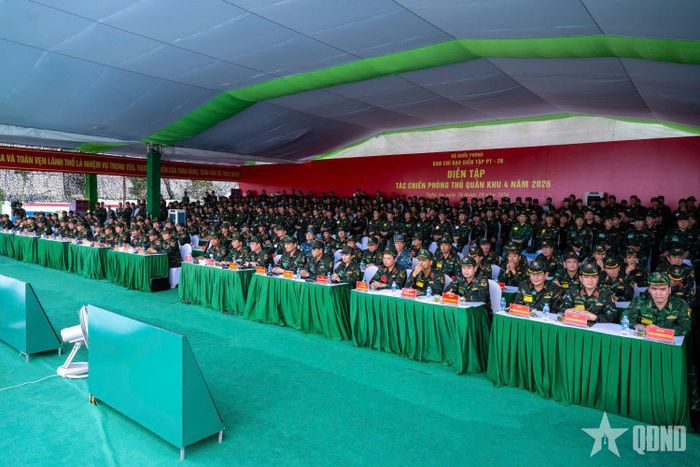 Các đại biểu theo dõi diễn tập. 