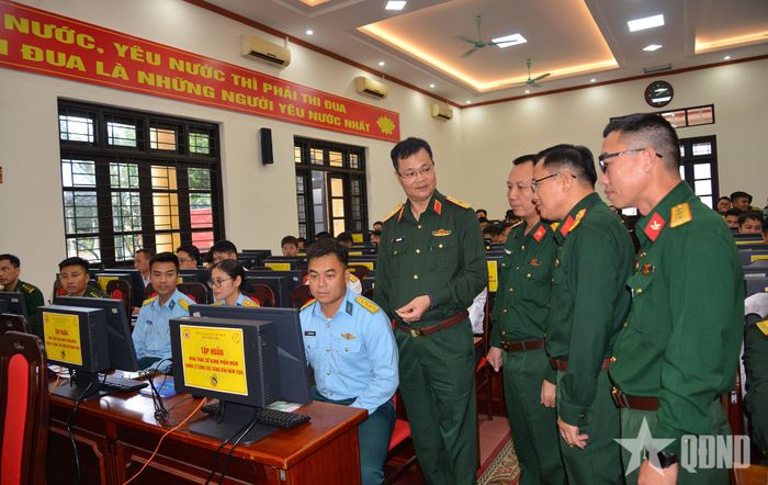 Thủ trưởng Tổng cục Hậu cần -Kỹ thuật và các đại biểu trao đổi với học viên lớp tập huấn. 