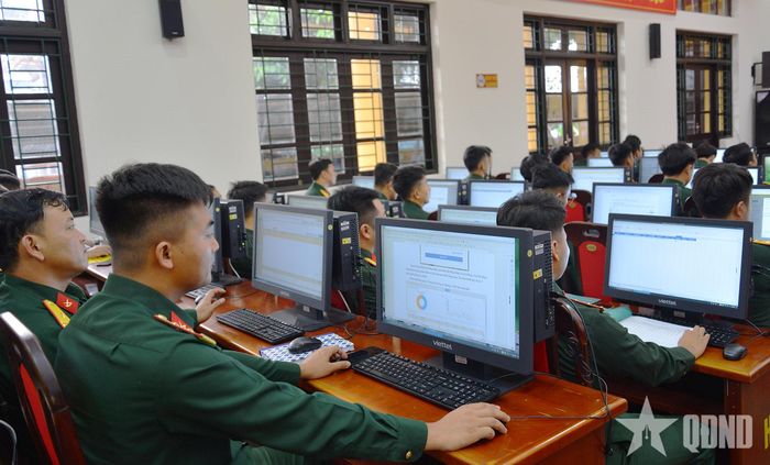 Hơn 100 cán bộ, nhân viên các cơ quan, đơn vị trong toàn quân tham gia lớp tập huấn.