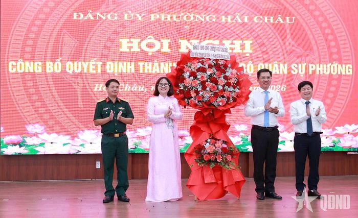   Đại diện lãnh đạo phường Hải Châu tặng hoa chúc mừng Ban Chấp hành Đảng bộ Quân sự phường.  