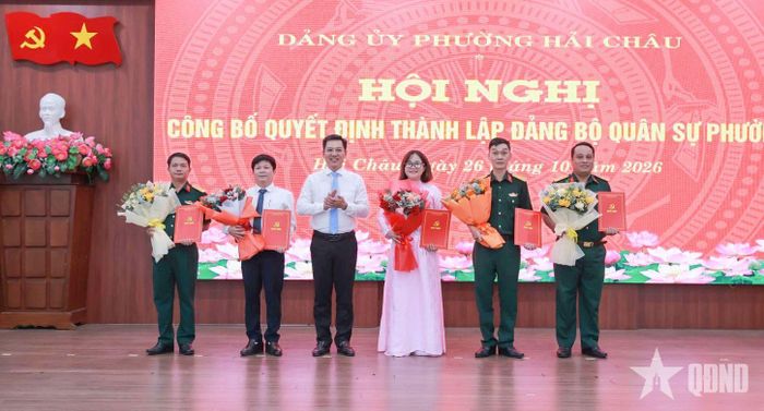  Trao quyết định và tặng hoa chúc mừng các đồng chí được chỉ định tham gia Ban Chấp hành Đảng bộ Quân sự phường Hải Châu nhiệm kỳ 2025–2030.  