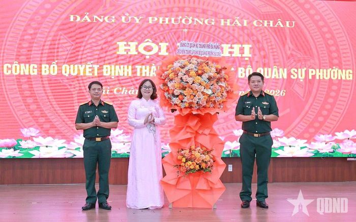    Đại tá Nguyễn Tấn Tuân trao lẵng hoa của Đảng ủy Quân sự TP Đà Nẵng chúc mừng Đảng bộ Quân sự phường Hải Châu.