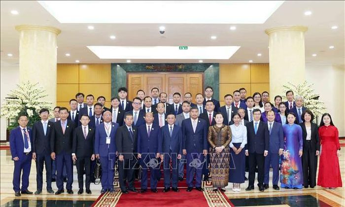 Đồng chí Trần Cẩm Tú cùng đoàn lãnh đạo trẻ Đảng Nhân dân Campuchia và các đại biểu. Ảnh: TTXVN