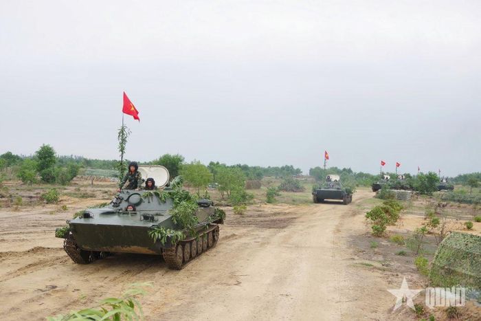 Các kíp xe tăng PT-76 luyện tập đánh địch đổ bộ đường biển. 