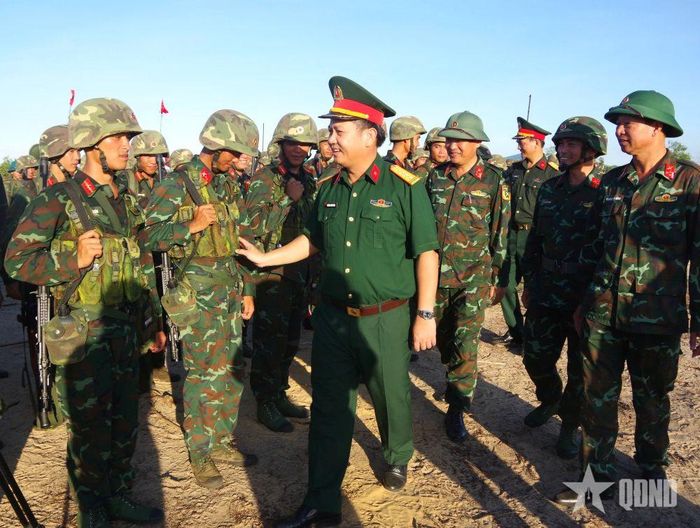  Đại tá Hoàng Xuân Đông, Chỉ huy trưởng Bộ CHQS tỉnh Hà Tĩnh tới thăm, động viên cán bộ, chiến sĩ luyện tập. 