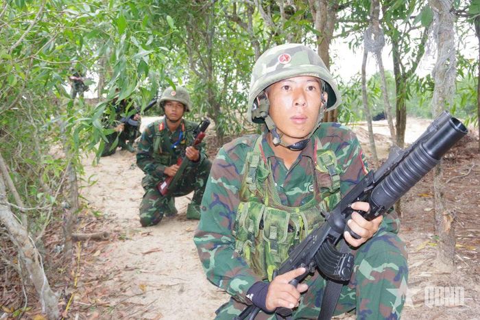 Cán bộ, chiến sĩ Trung đoàn 19, Sư đoàn 968 tham gia luyện tập thực binh.