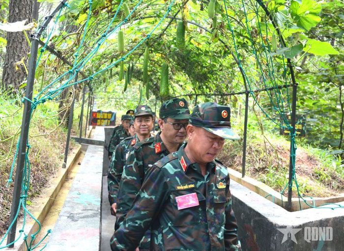Các đại biểu tham quan khu vực sở chỉ huy diễn tập tỉnh Hà Tĩnh. 