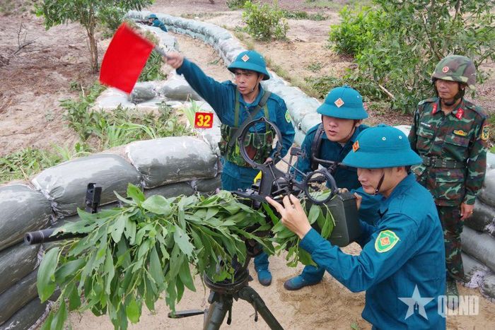 Dân quân xã Yên Hòa luyện tập thực binh đánh địch đổ bộ đường biển. 