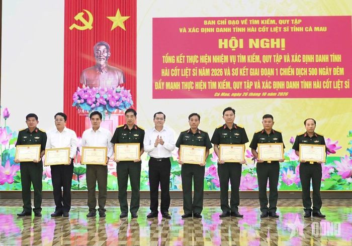  Trao bằng khen của Chủ tịch UBND tỉnh tặng các cá nhân và tập thể. 