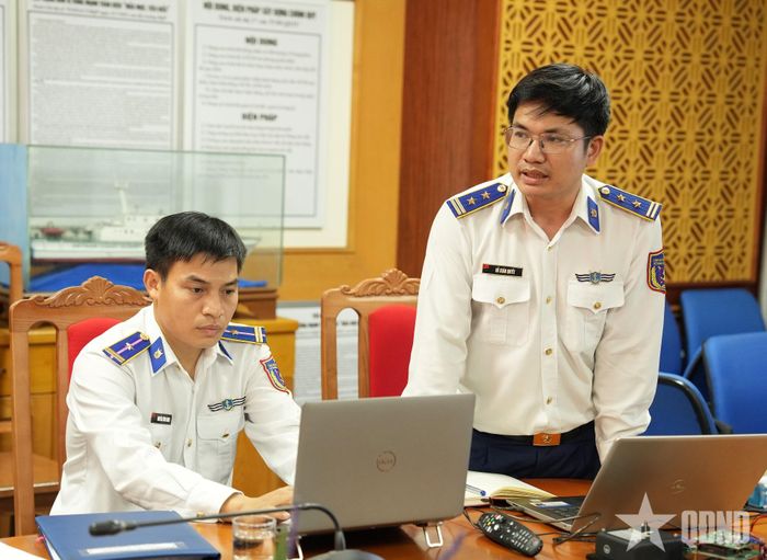  Đại diện Ban chủ nhiệm đề tài báo cáo kết quả nghiên cứu, chế tạo khối quán tính IMU cho anten VSAT TRx4-500. 