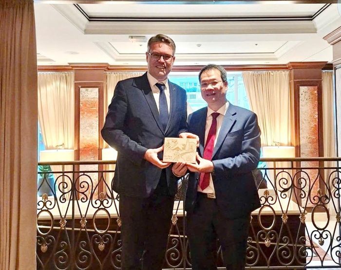 Chủ tịch UBND TP Đà Nẵng Nguyễn Mạnh Hùng tặng quà lưu niệm đối tác. Ảnh: Đoàn công tác