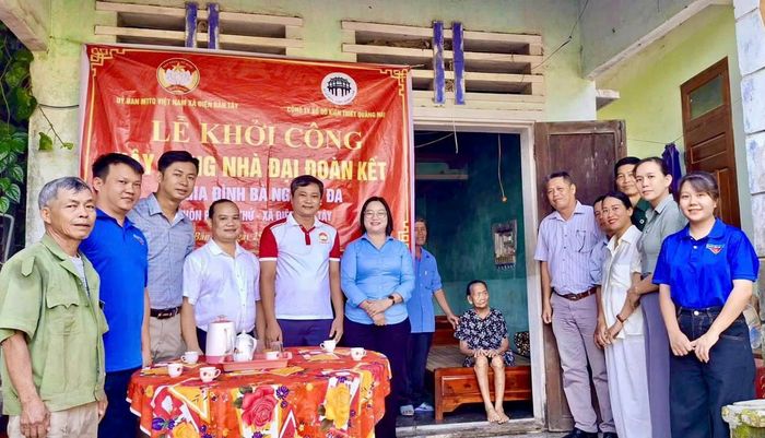 Hỗ trợ 100 triệu đồng cho gia đình bà Ngô Thị Đa xây nhà Đại đoàn kết.