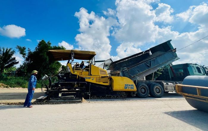 Liên danh nhà thầu tập trung thi công trên toàn tuyến.