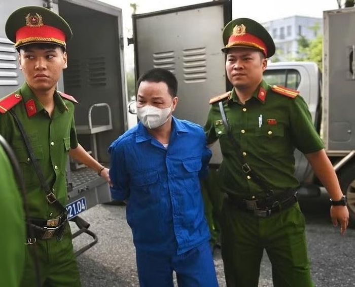 Bị cáo Lê Khắc Ngọ (tức Mr.Hunter) bị dẫn giải đến tòa. Ảnh: ANTĐ